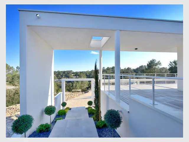 Une habitation végétalisée pour s'intégrer au paysage - Maison contemporaine garrigue nîmoise