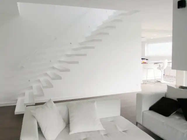 Des marches blanches pour un escalier ton sur ton - Un escalier discret pour mon intérieur