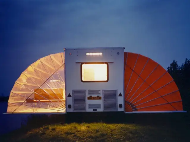 Une caravane papillon présentée à l'exposition City Camping