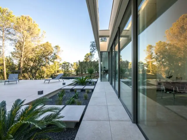 Une baie vitrée tout le long de la maison - Projet ART - Agence Brengues Le Pavec