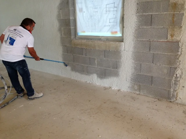 Une membrane d'étanchéité projetée sur les murs maçonnés - Maison passive Villeneuve-lès-Avignon