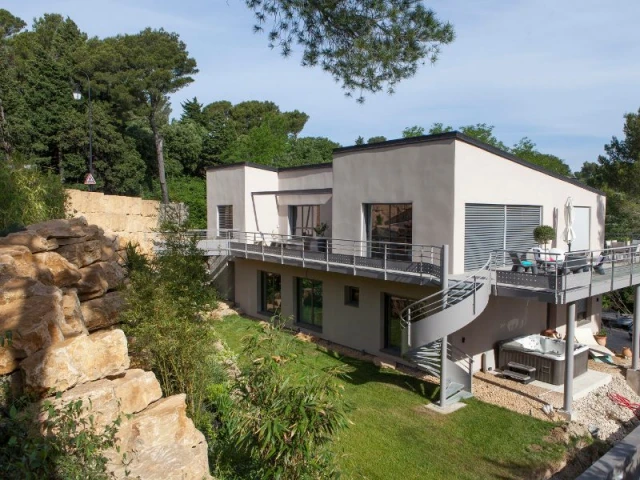 Un terrain présentant une forte pente et une roche dure - Maison passive Villeneuve-lès-Avignon