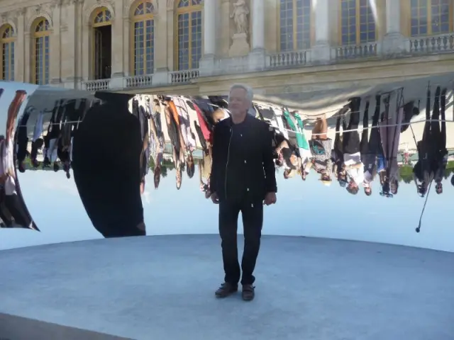 Anish Kapoor prend la pose devant C-curve - Anish Kapoor Versailles