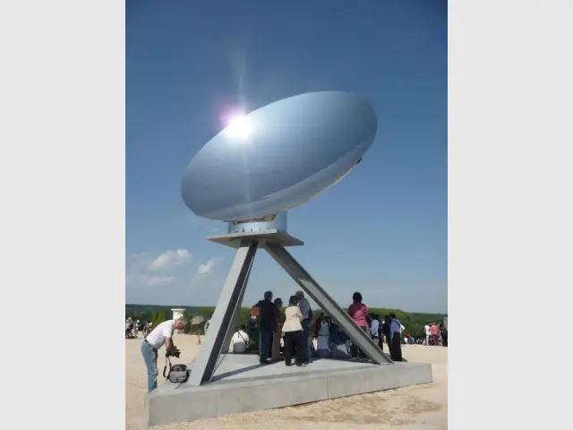 Sky Mirror, un miroir qui capte le soleil - Anish Kapoor Versailles