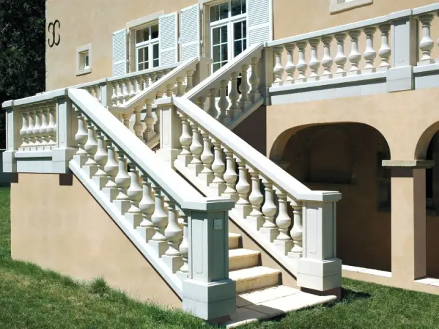 Des balustres maçonnés pour une maison de style provençal - Terrasse : des garde-corps et balustrades pour tout type de besoins