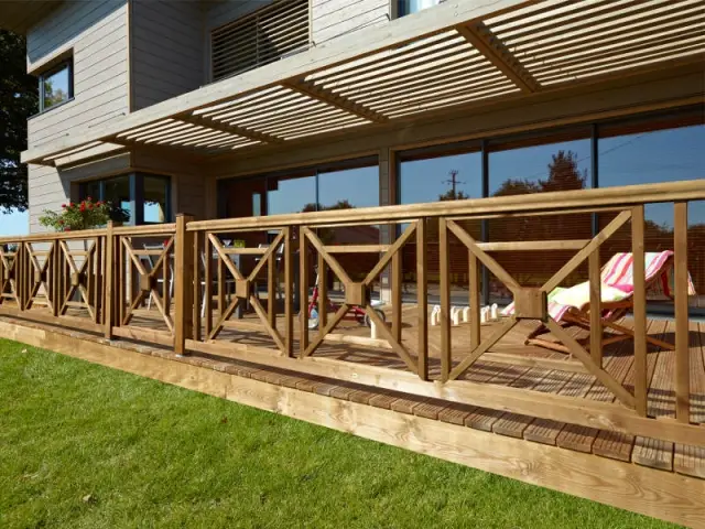 Une balustrade graphique en bois qui s'harmonise avec le style de la maison - Terrasse : des garde-corps et balustrades pour tout type de besoins