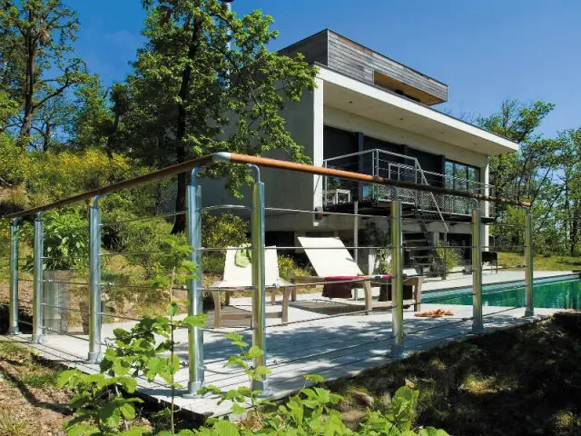 Un garde-corps bois et acier sécurisant pour une plage de piscine - Terrasse : des garde-corps et balustrades pour tout type de besoins