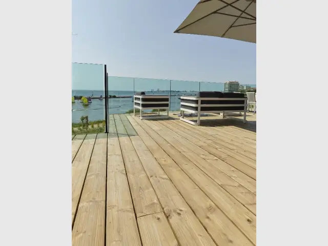 Des garde-corps hauts et transparents pour se protéger du vent - Terrasse : des garde-corps et balustrades pour tout type de besoins