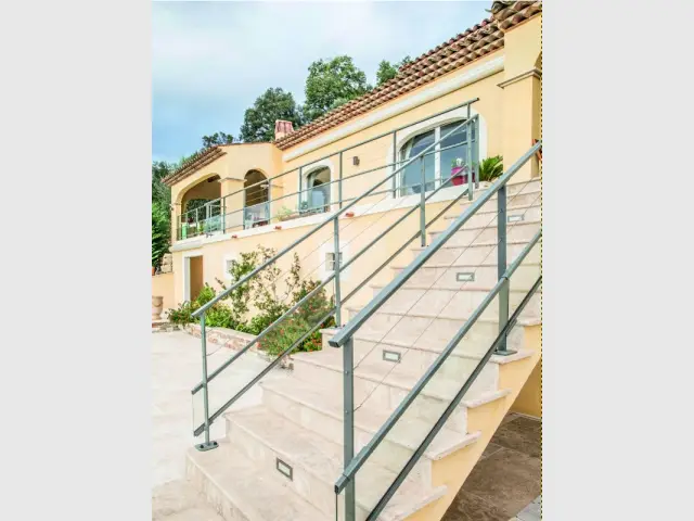 Des garde-corps contemporains pour contraster avec une maison provençale  - Terrasse : des garde-corps et balustrades pour tout type de besoins