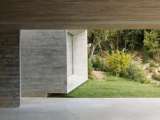 Un bâtiment en porte-à-faux - Maison Le Cap - Pascal Grasso