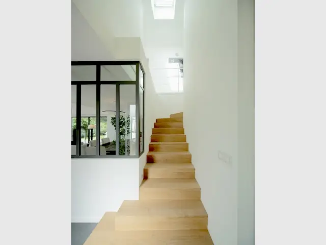 Un escalier de bois pour accéder à l'étage - Surélévation d'un pavillon francilien