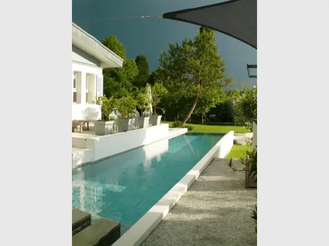 Une piscine en longueur au style méditerranéen - Jardin stratifié 