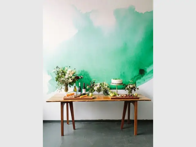 Une tâche de peinture verte pour un mur aérien - Tendance aquarelle