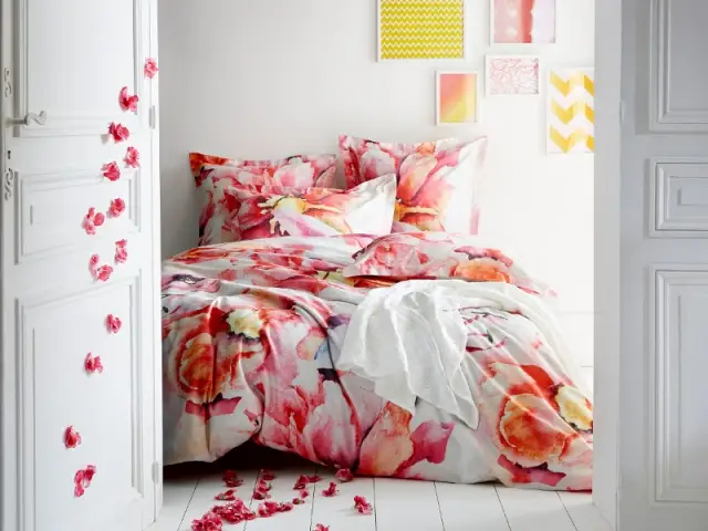 Des fleurs grand format pour une parure de lit romantique - Tendance aquarelle