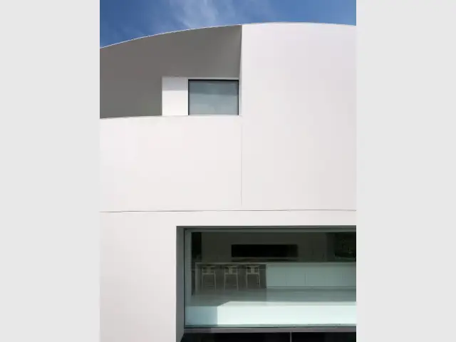 Une toiture courbe à l'image de la maison - Casa Balint par Fran Silvestre Architectos