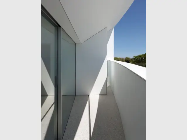 Des montants de fenêtres cachés dans la construction - Casa Balint par Fran Silvestre Architectos