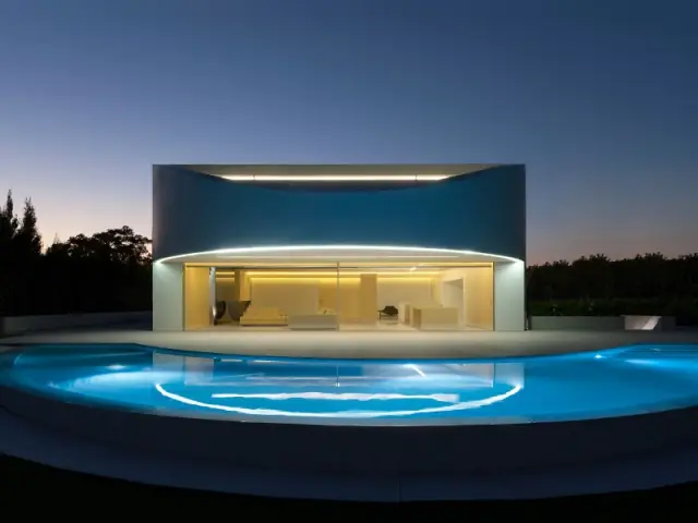 La Casa Balint et son ambiance lumineuse la nuit - Casa Balint par Fran Silvestre Architectos