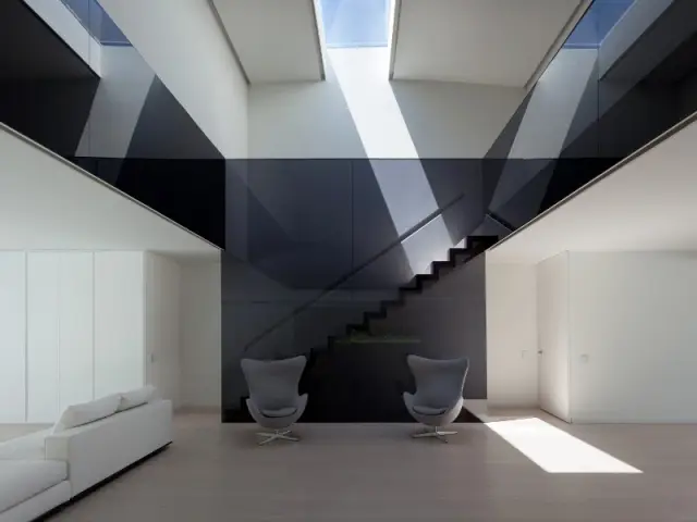 Des garde-corps noirs pour le vide sur séjour central - Casa Balint par Fran Silvestre Architectos