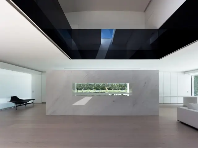 Une cloison qui sépare le salon de la cuisine - Casa Balint par Fran Silvestre Architectos