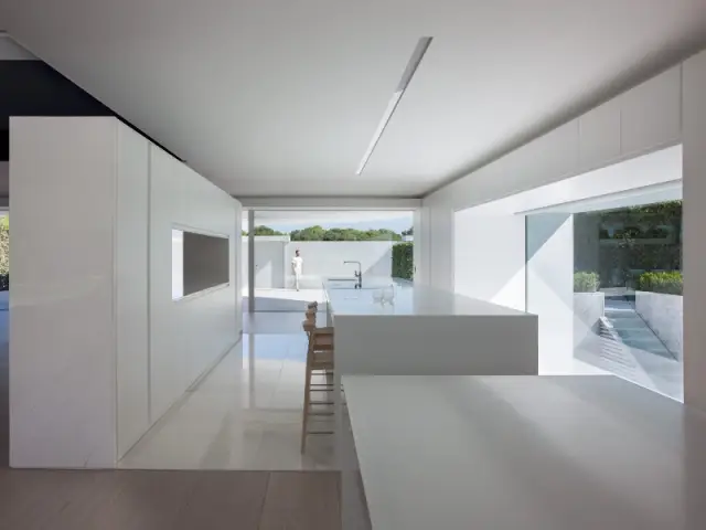 Une cuisine américaine grand format où l'électroménager se fait discret - Casa Balint par Fran Silvestre Architectos