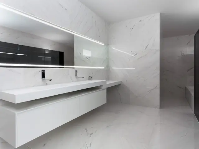 A l'étage, des salles de bains luxueuses - Casa Balint par Fran Silvestre Architectos