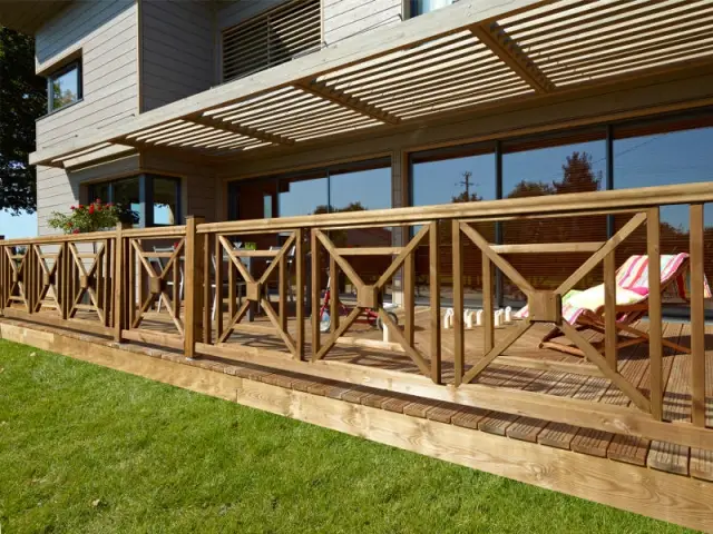 Un garde-corps en bois pour une maison chaleureuse et naturelle - Embellir l'extérieur de sa maison