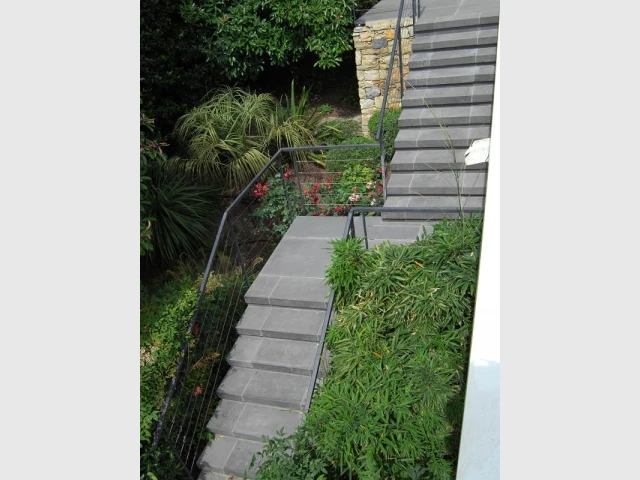 Des escaliers qui se marient désormais au paysage  - Rénovation d'abords de piscine et terrasses