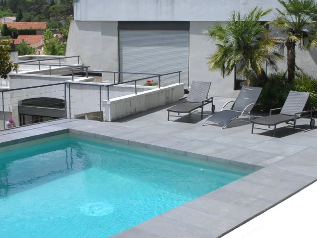 Une piscine au style contemporain - Rénovation d'abords de piscine et terrasses