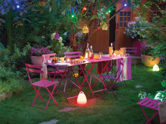 Une table rose pour un repas festif et lumineux à l'extérieur  - Tables estivales