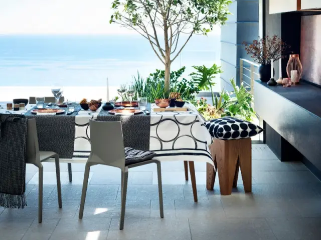 Une table noir et blanche pour un repas raffiné à l'extérieur  - Tables estivales