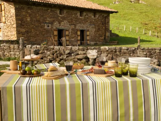 Une table aux couleurs naturelles pour un repas authentique à l'extérieur  - Tables estivales