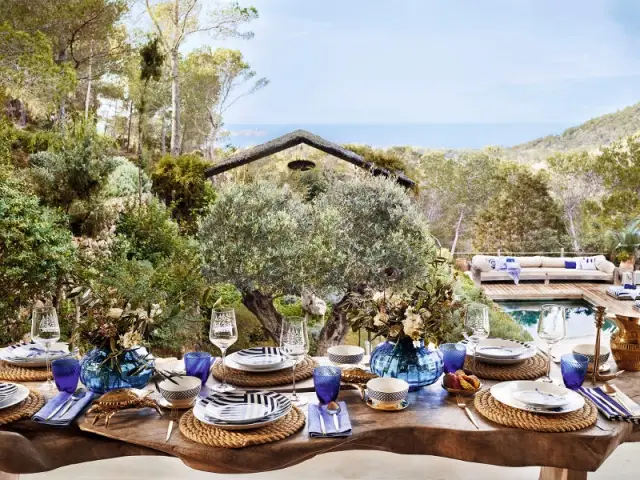 Une table bleue pour un repas nature à l'extérieur  - Tables estivales