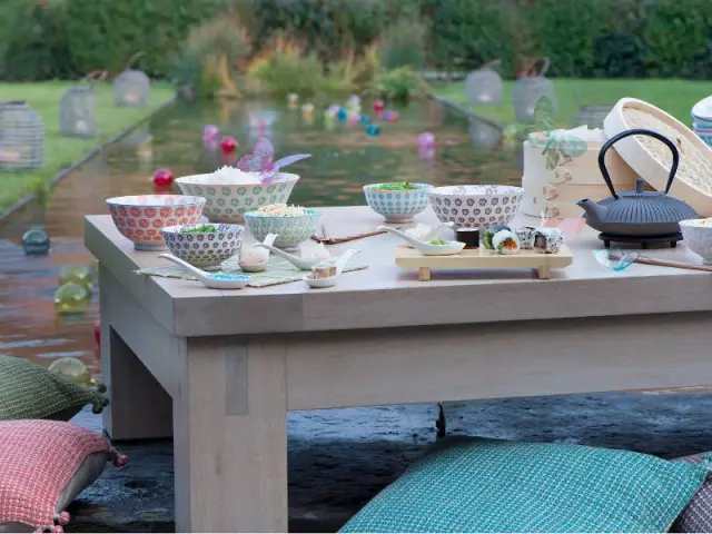 Une table zen pour un repas asiatique à l'extérieur  - Tables estivales