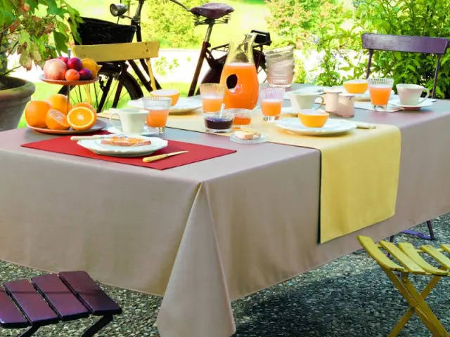 Une table color block pour un repas vitaminé à l'extérieur  - Tables estivales