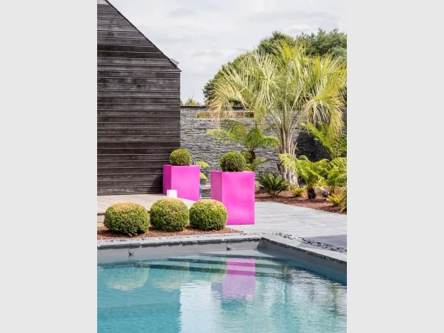 Un escalier d'angle pour faciliter l'accès à la piscine - Une piscine zen en Bretagne