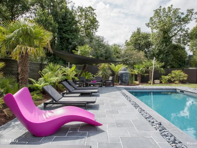 Une décoration zen et du mobilier contemporain - Une piscine zen en Bretagne