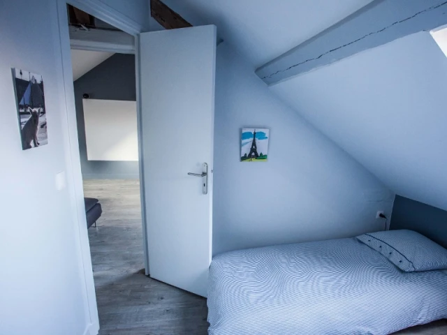 Une nouvelle cloison pour créer deux chambres - Gîte connecté