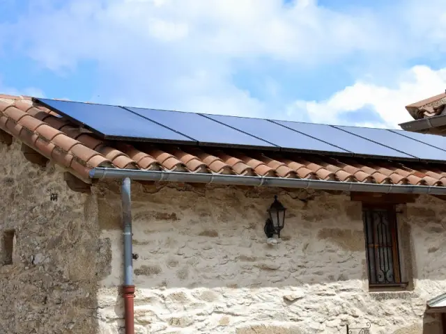 Six modules hybrides installés sur le toit - Installation solaire hybride