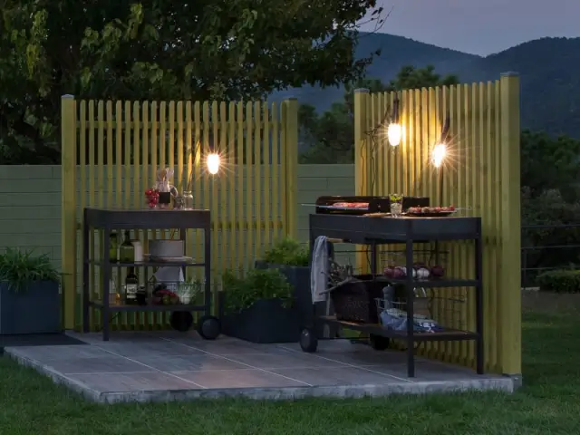 Des baladeuses pour un coin barbecue au style industriel - Eclairer son jardin l'été