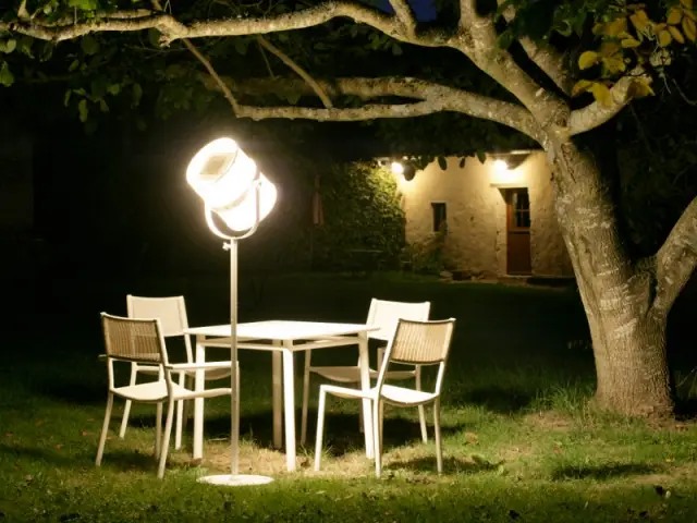 Un lampadaire d'extérieur pour un jardin comme un salon - Eclairer son jardin l'été