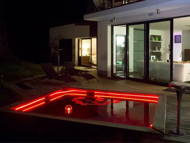 Un ruban de leds pour une piscine colorée - Eclairer son jardin l'été