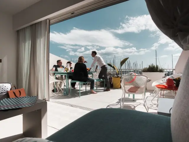 Un séjour ouvert sur la terrasse - Appartement Lago au Cap d'Adge