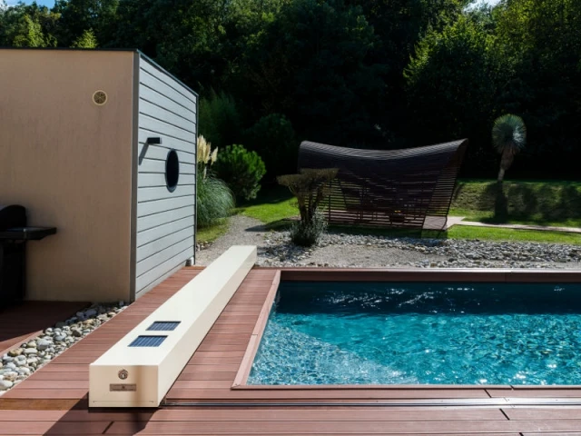 Un faible encombrement - Une couverture de piscine dissimulée dans une terrasse paysagère