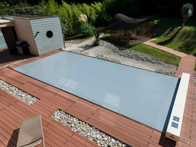 Une couverture lisse et sans irrégularité - Une couverture de piscine dissimulée dans une terrasse paysagère