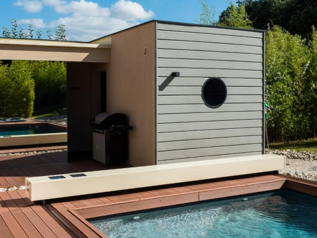 Un miroir reflétant la végétation - Une couverture de piscine dissimulée dans une terrasse paysagère