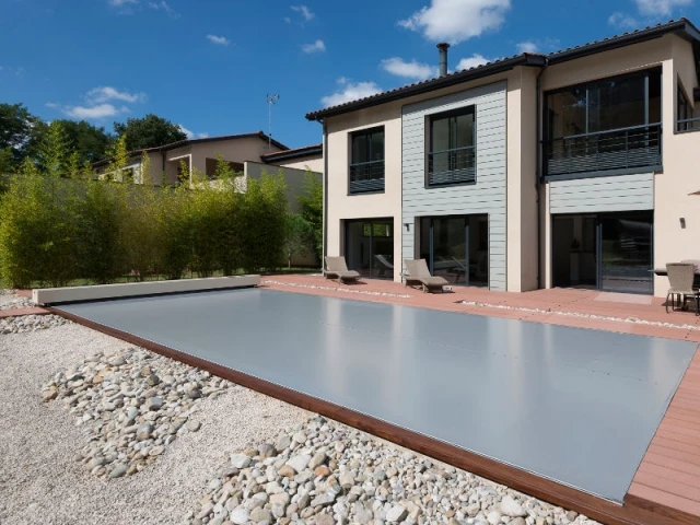 De faibles travaux d'installation - Une couverture de piscine dissimulée dans une terrasse paysagère