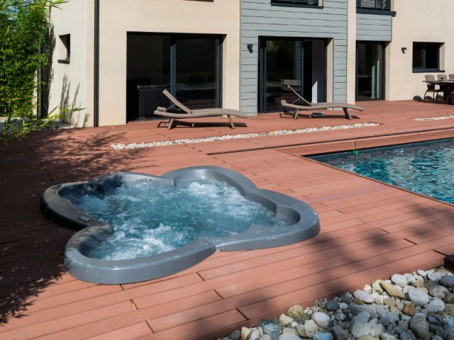 Un spa en forme de fleur - Une couverture de piscine dissimulée dans une terrasse paysagère