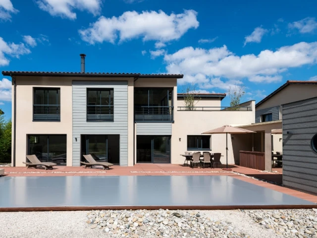 Une terrasse aménagée comme un espace paysagé - Une couverture de piscine dissimulée 