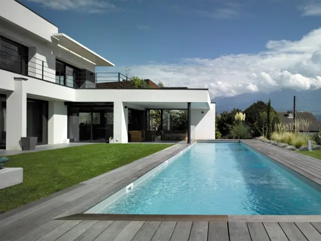 Conception de la piscine en amont - Un couloir de nage imbriqué dans une maison