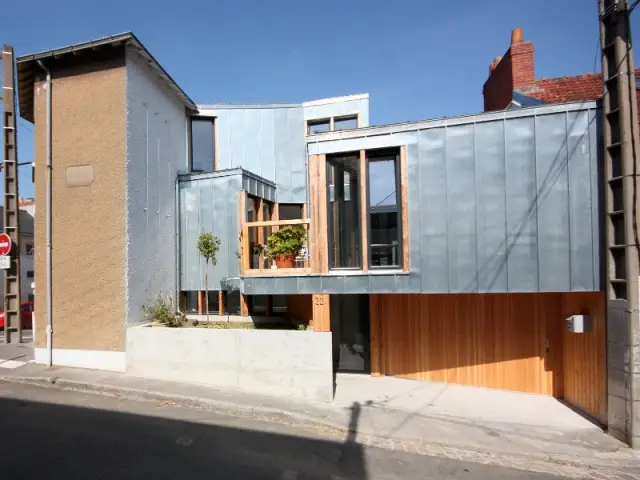 Une entrée sous un porche intime - Rénovation, extension et surélévation à Nantes